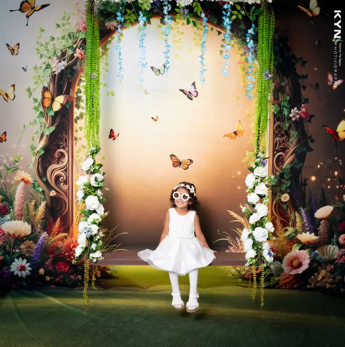 Arco de Flores de Mariposa de Primavera Amarillo Diseño de Laura Bybee