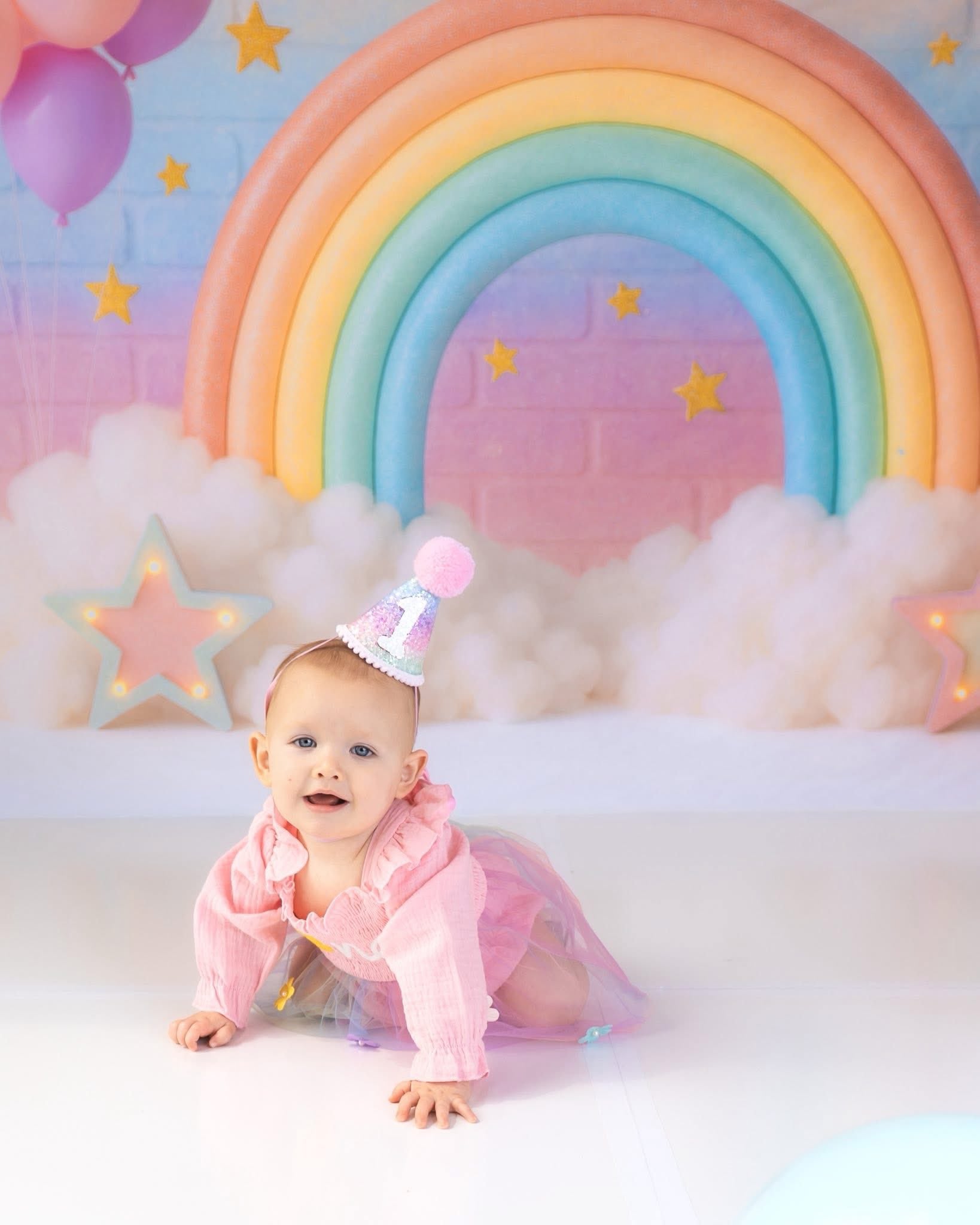 Fondo de globos de nubes de arcoíris para la fiesta de cumpleaños de Cake Smash Diseñado por Ashley Paul