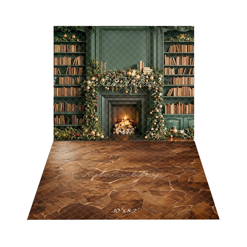 Guirnalda de chimenea navideña estante de libros fondo verde + fondo de suelo de adoquines marrón