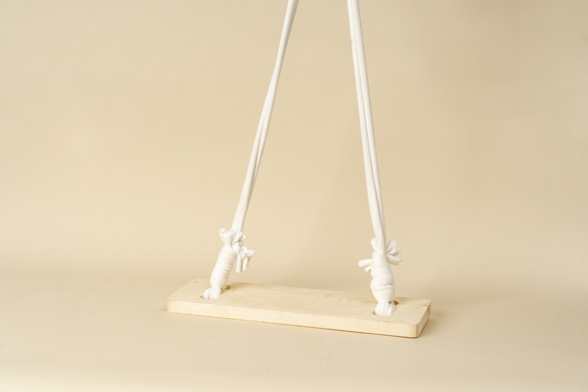 Altalena in legno per neonati come prop da fotografia del nuovo nato