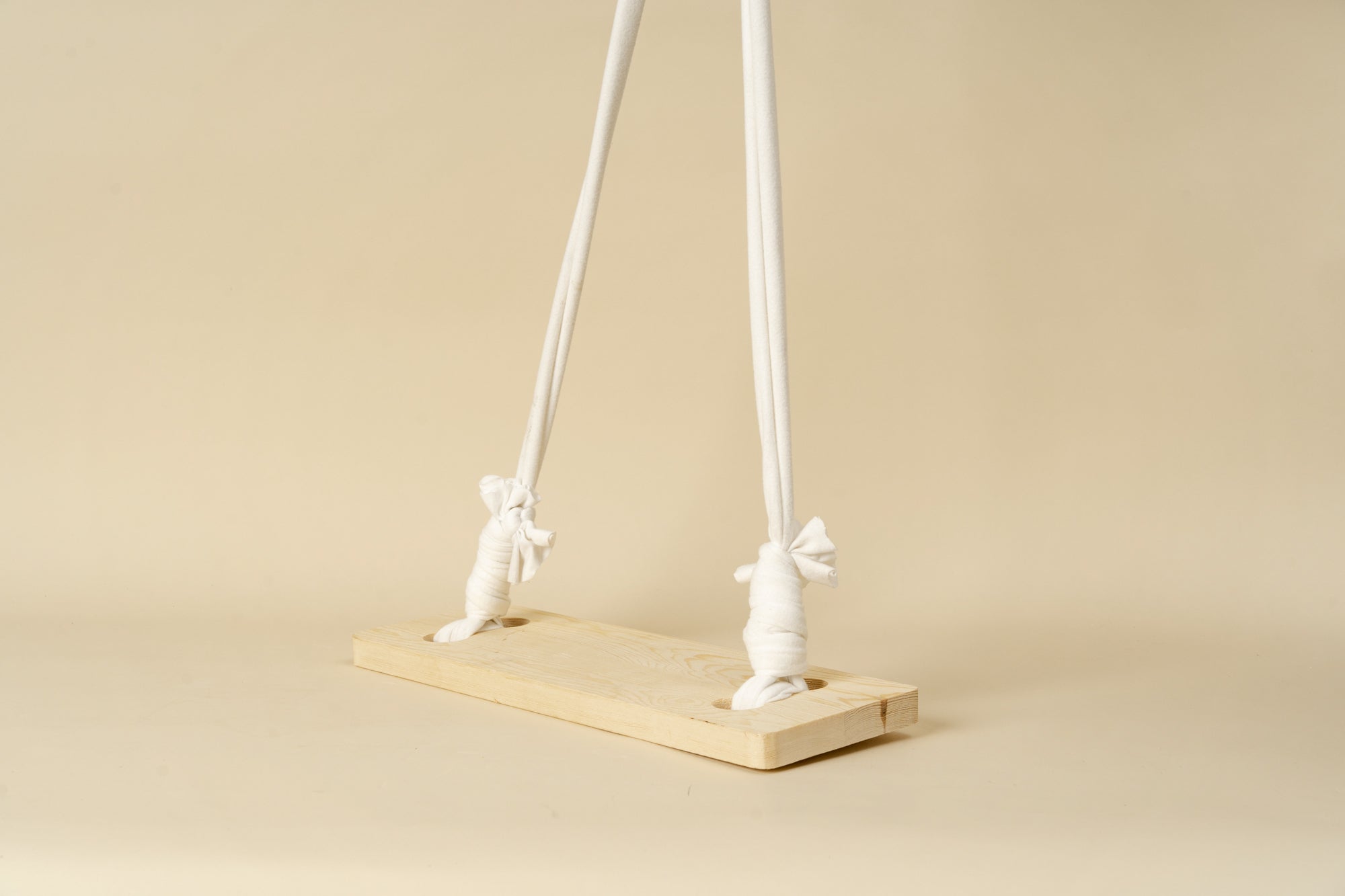 Altalena in legno per neonati come prop da fotografia del nuovo nato