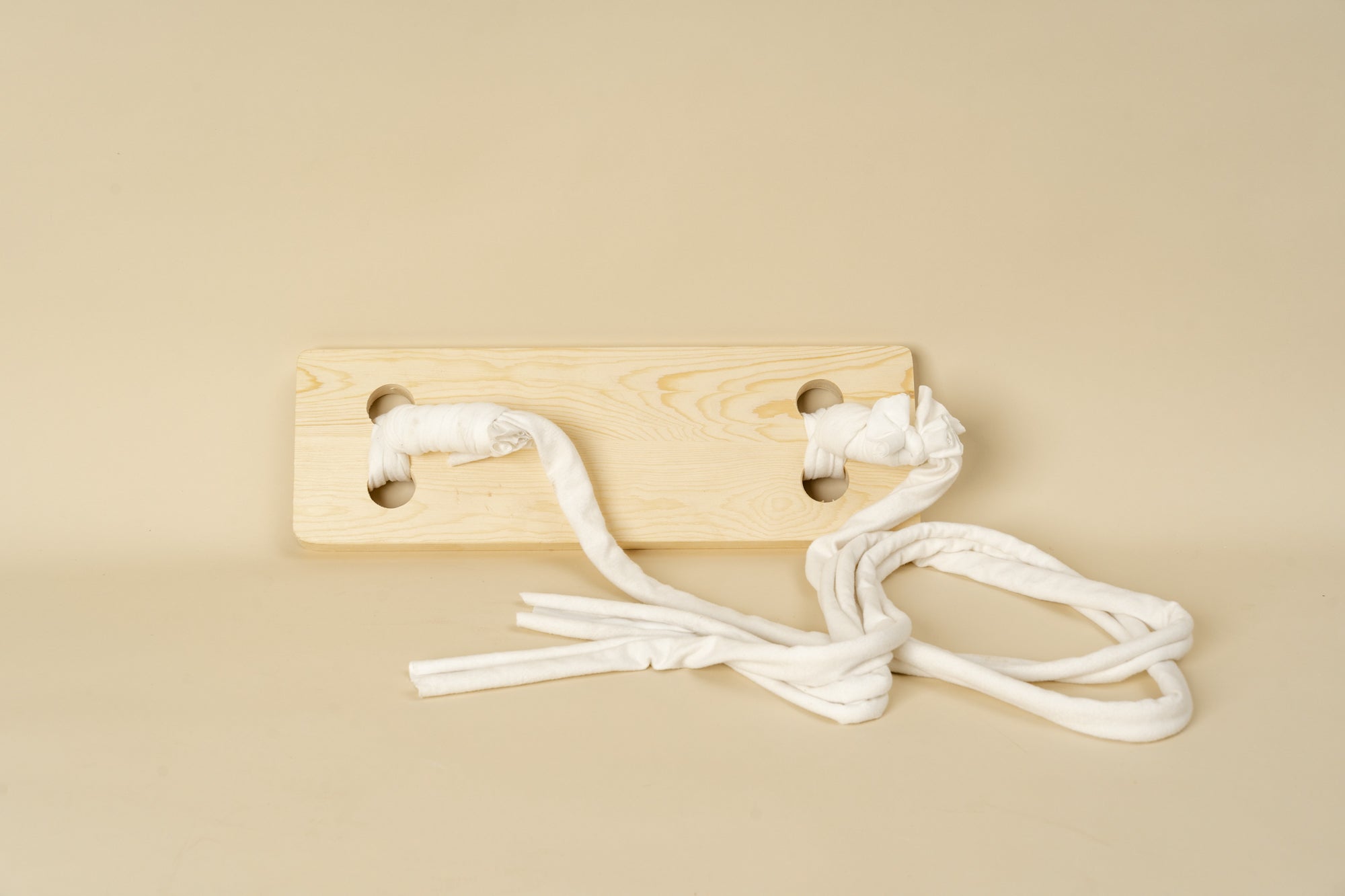 Altalena in legno per neonati come prop da fotografia del nuovo nato