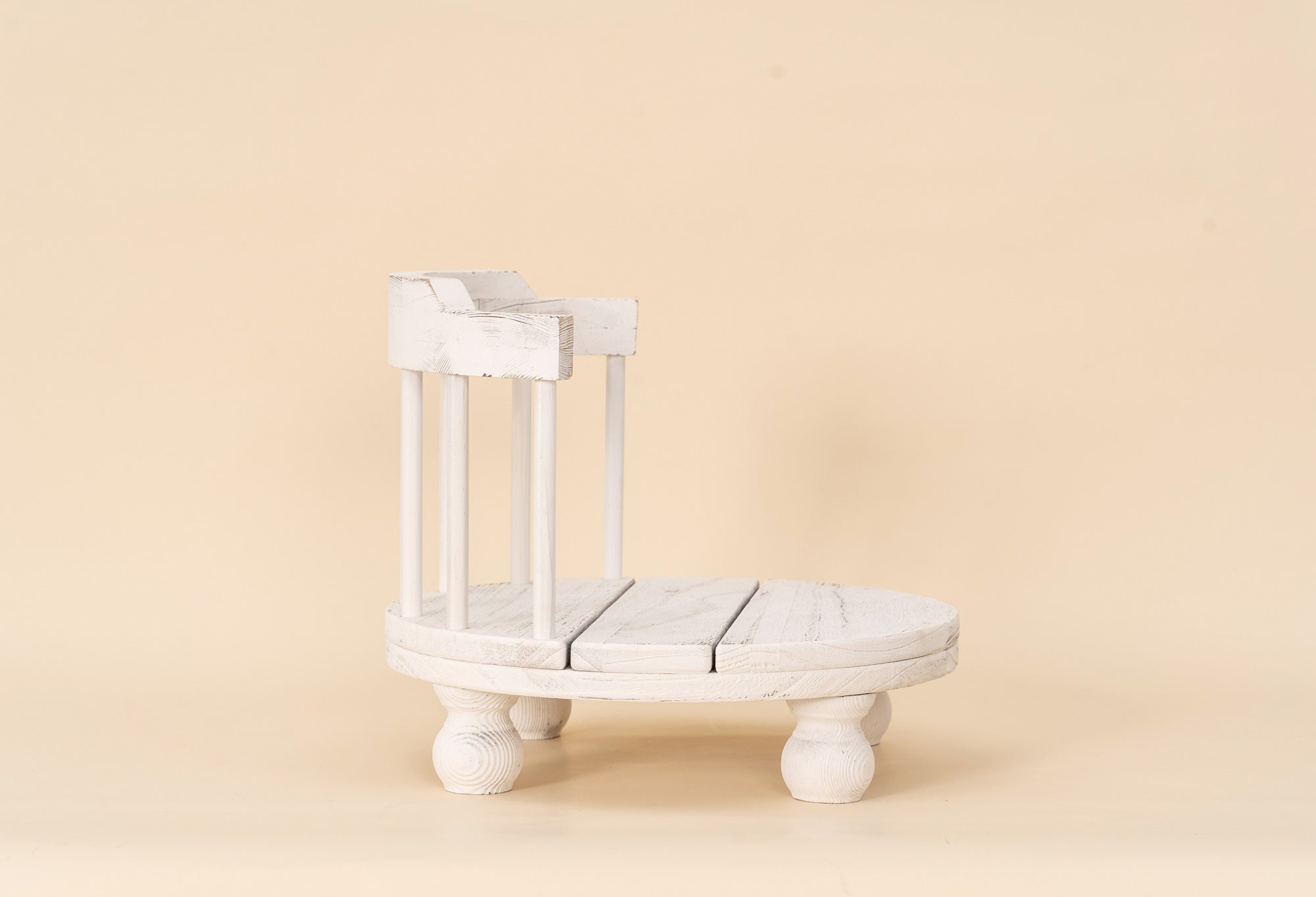 Silla de madera blanca vintage para fotografía de recién nacidos