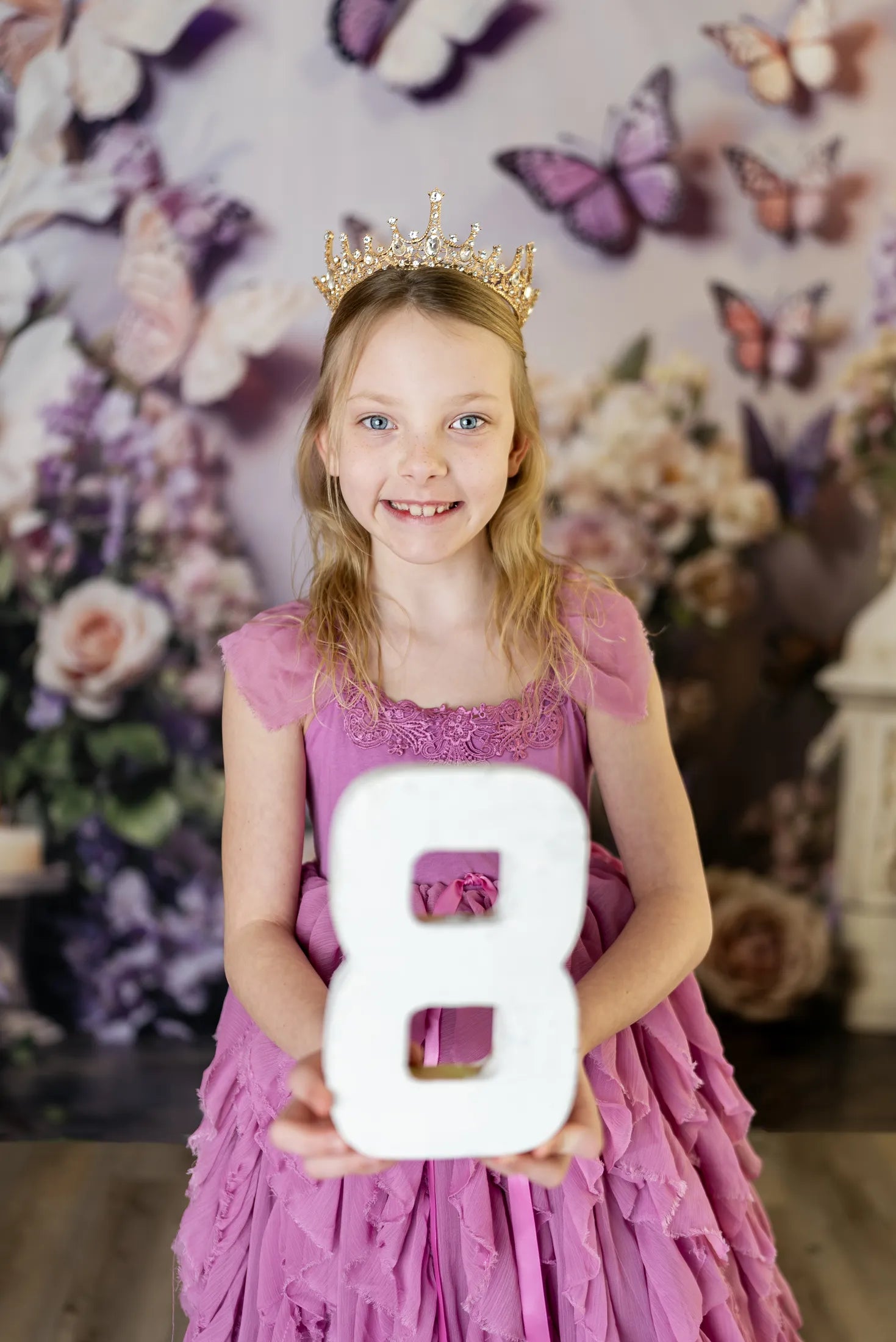 Sfondo a parete con farfalla e fiori rosa e viola primaverili disegnato da Emetselch