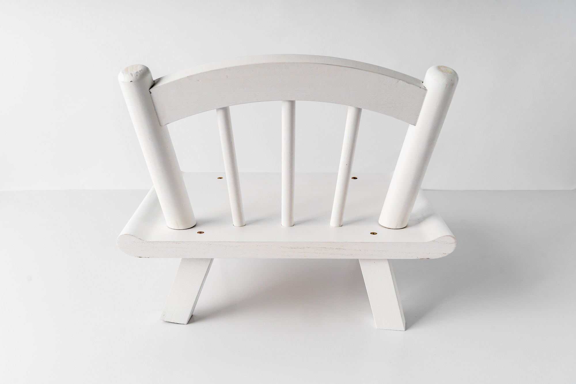 Reposapiés de madera blanco para fotografía de recién nacido