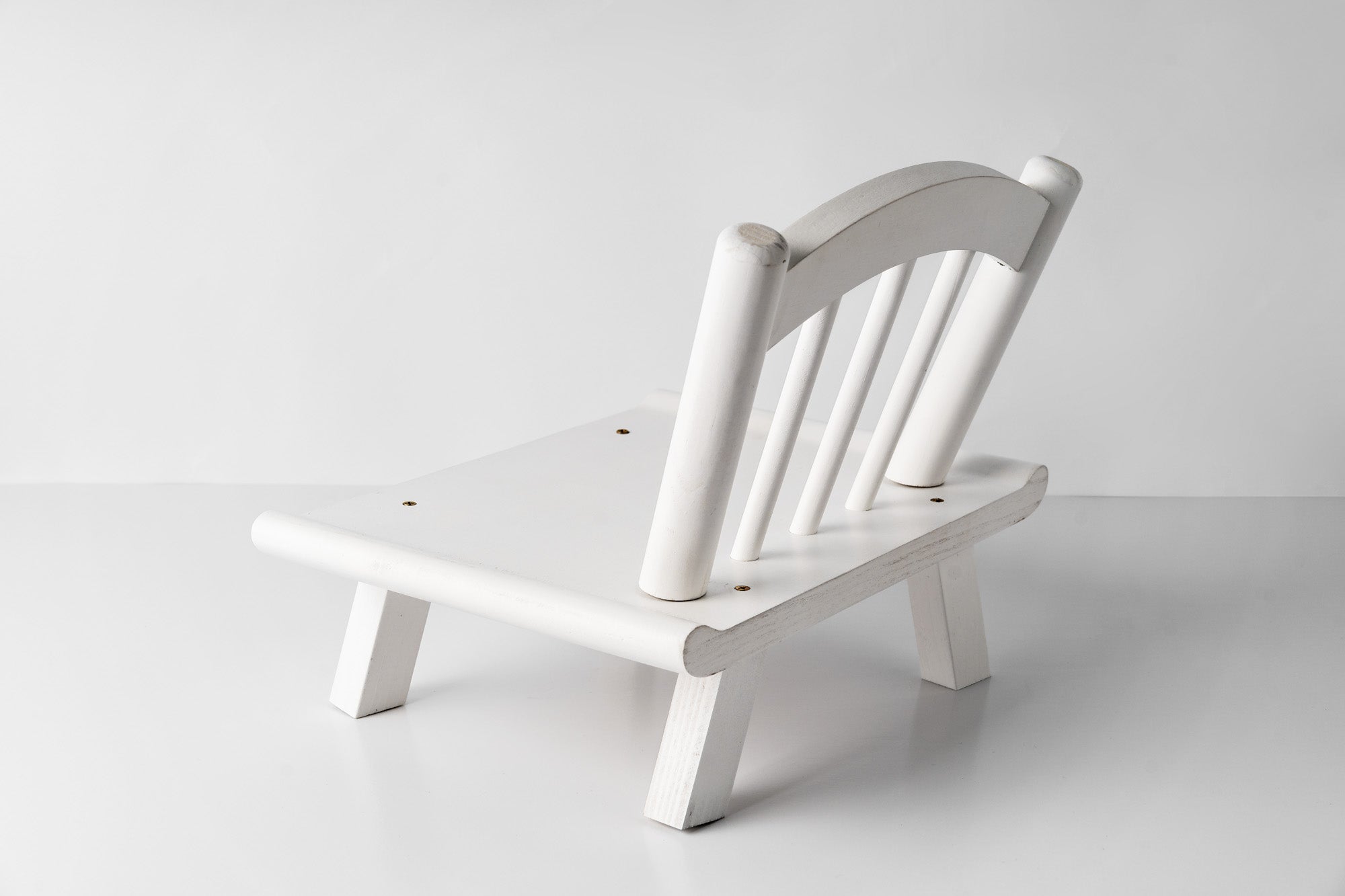 Reposapiés de madera blanco para fotografía de recién nacido