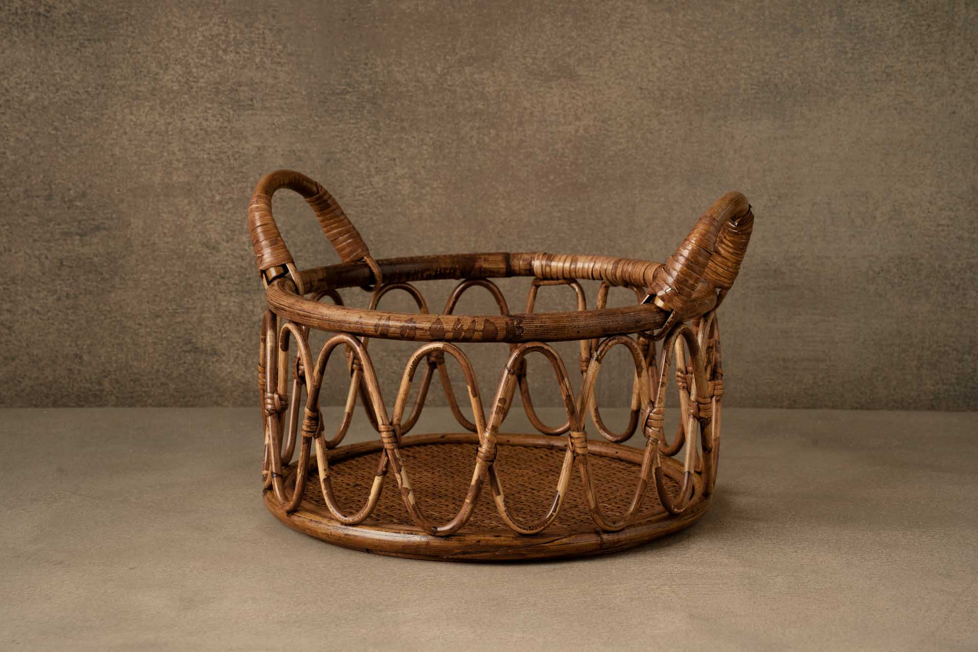 Canasta redonda de bambú tejida para accesorios de recién nacido.