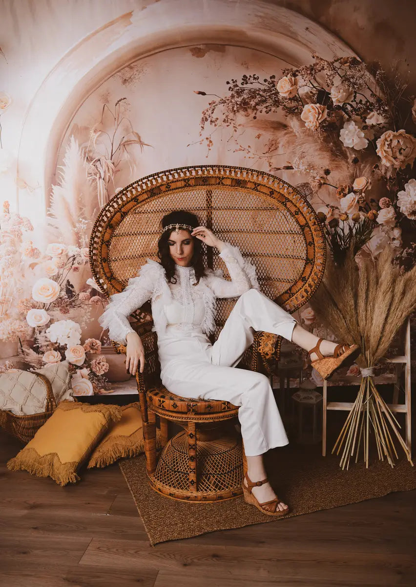 Fondo de Pared Arqueado con Diseño Floral Blanco de Cañas en Color Beige Claro de Estilo Boho por Emetselch