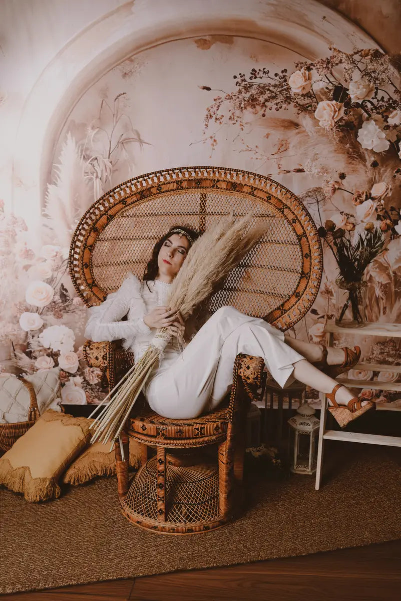 Fondo de Pared Arqueado con Diseño Floral Blanco de Cañas en Color Beige Claro de Estilo Boho por Emetselch