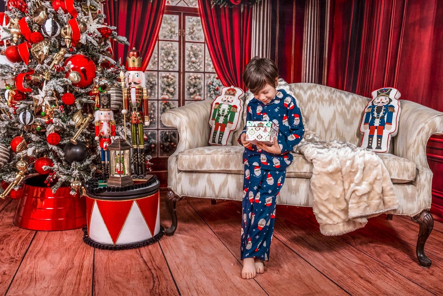 Kerst Foto Achtergrond Arched Window Red Retro Wall Designed by Chain Photography