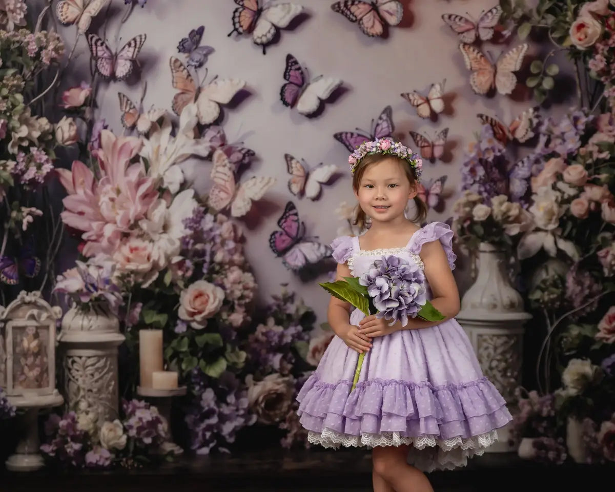 Sfondo a parete con farfalla e fiori rosa e viola primaverili disegnato da Emetselch