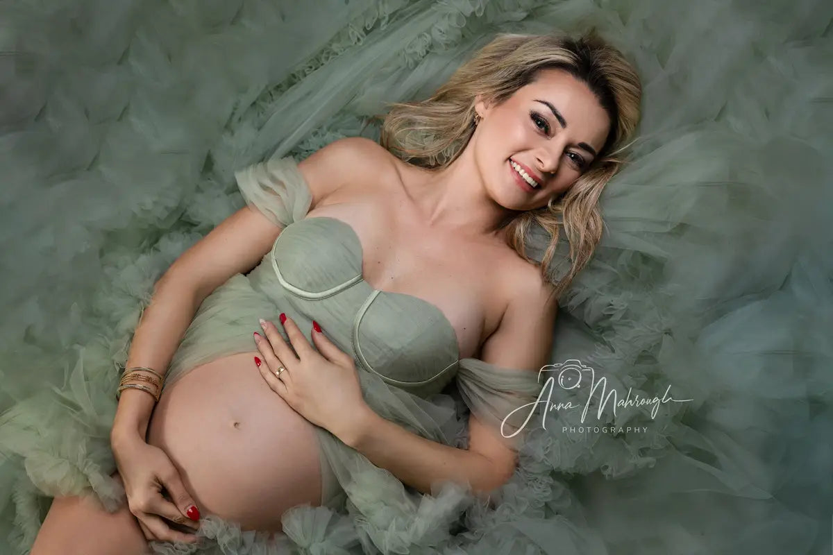 Vestido de maternidad para sesión de fotos con un solo hombro de malla