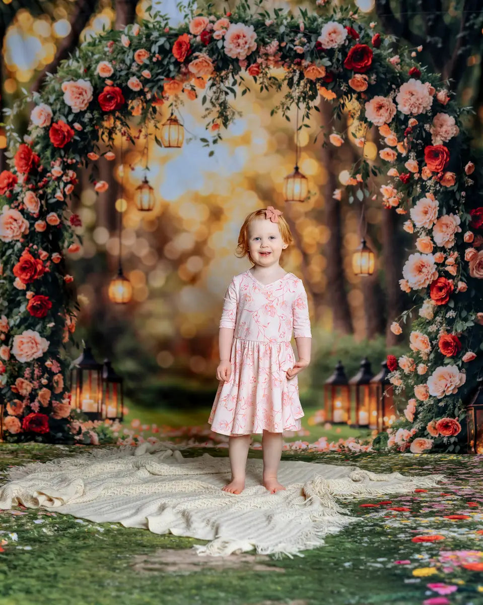 Arco de Flores Lantern de Kate + Fondo de Césped Floral de Primavera