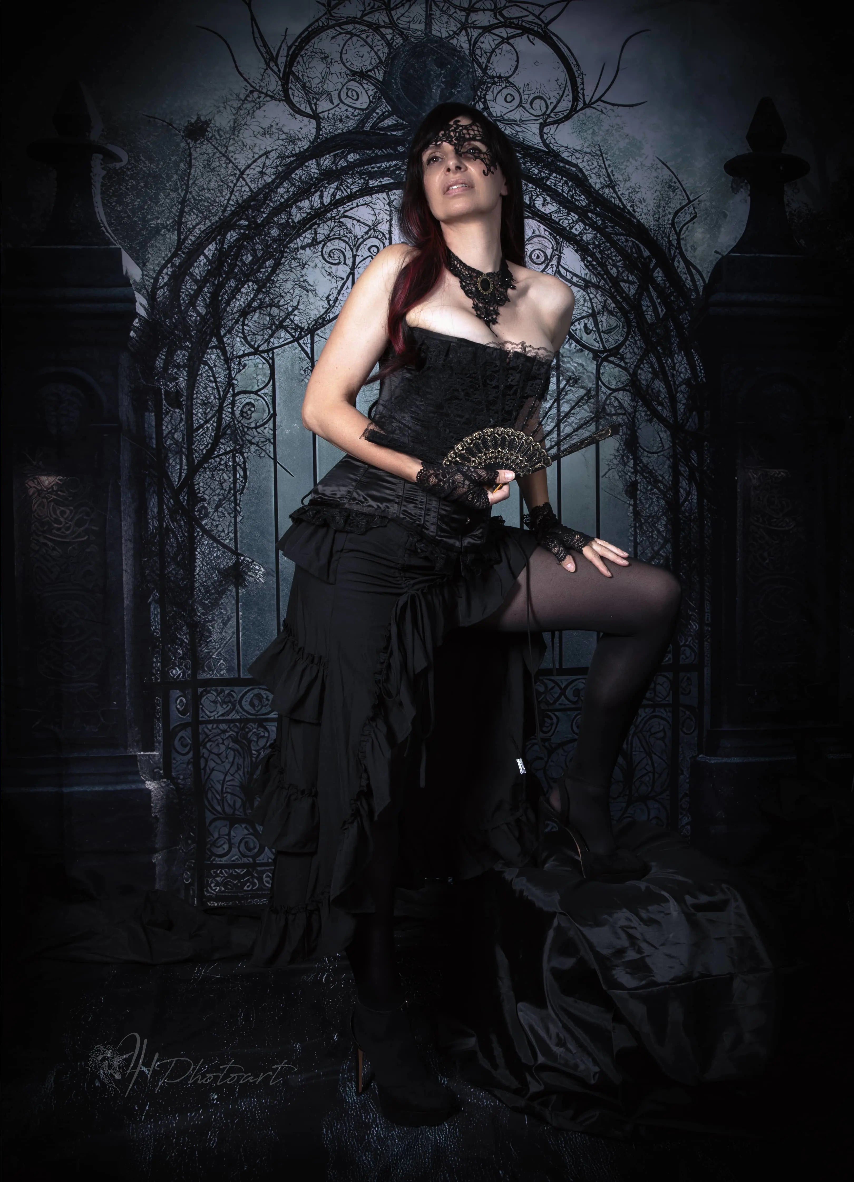 Begraafplaatspoort bij nachtdecor ontworpen door Mandy Ringe Fotografie