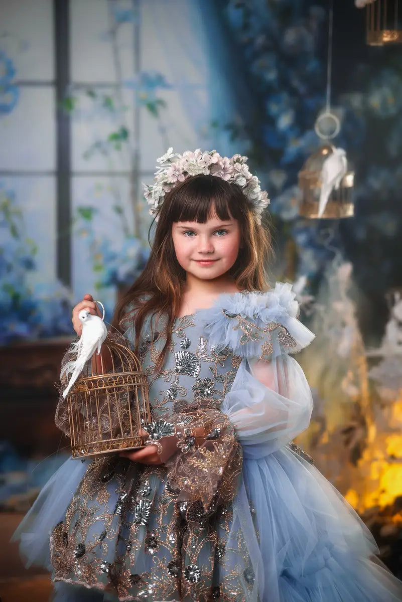 Blauwe bloemen gordijn raam kamer lentecoulisse ontworpen door Emetselch