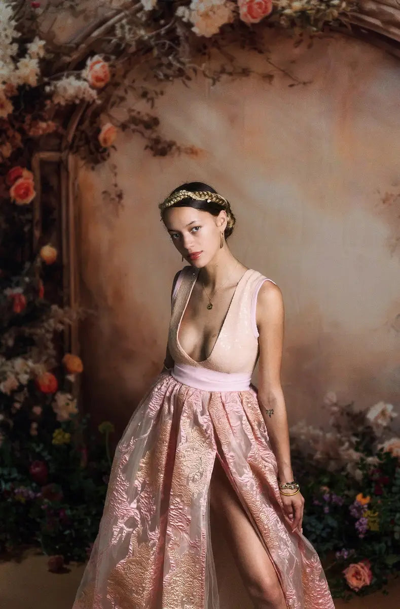 Zonnige Beige Bloemenmuur Lente Fleece Foto Achtergrond Ontworpen door Emetselch