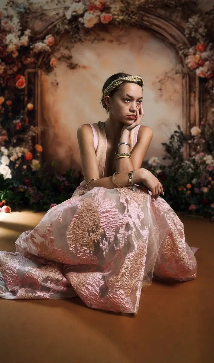 Zonnige Beige Bloemenmuur Lente Fleece Foto Achtergrond Ontworpen door Emetselch