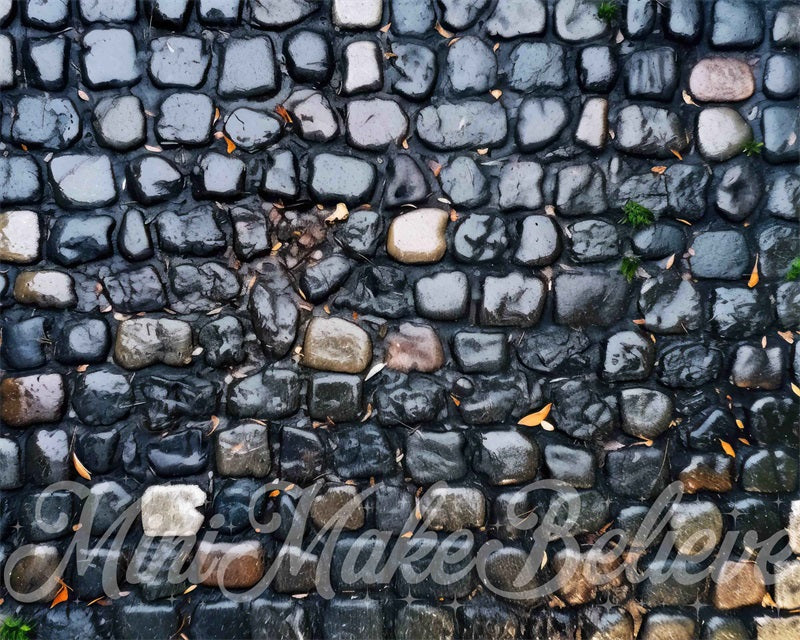 Tapete de suelo de goma Mini MakeBelieve cubierto de piedras adoquinadas mojadas de lluvia negra.