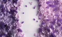 Nieuwboren Paarse Bloembladen Vloer Foto Achtergrond Ontworpen door Mini MakeBelieve