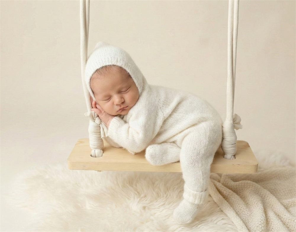 Altalena in legno per neonati come prop da fotografia del nuovo nato