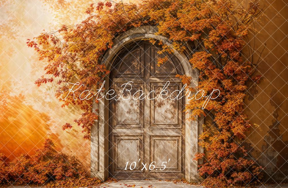 Fondo de puerta arqueada blanca de hoja de arce en otoño diseñado por Emetselch