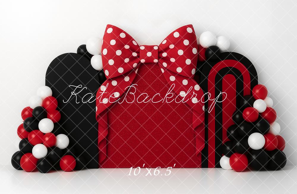 Arco de globos con lazo rojo diseñado por Ashley Paul