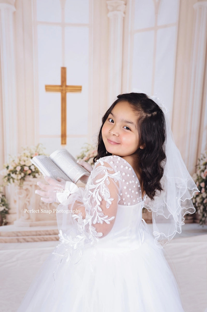 Cruz de oro de Pascua Planta verde Flor colorida Ventana retro blanca Iglesia Fondo diseñado por Emetselch