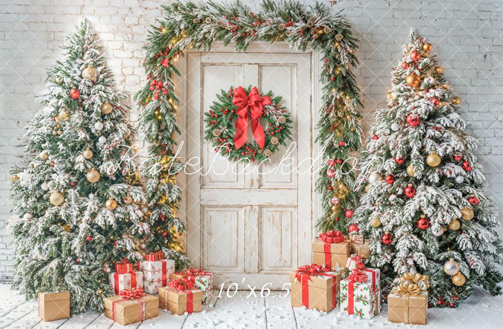 Kerstboom Deur Sneeuwcadeaus Witte Foto Achtergrond Designed by Emetselch