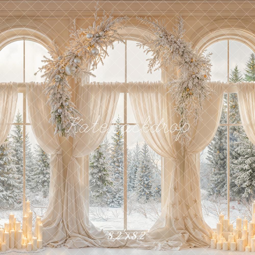 Fondo de Ventana Arqueada de Navidad con Árboles Nevados y Cortinas Blancas Diseño de Emetselch