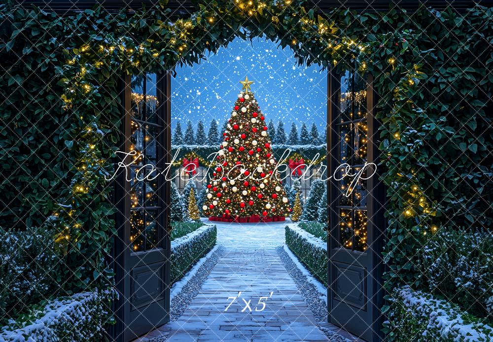 Fondo de Puerta Abierta de Árbol de Navidad Jardín Nevado con Luces diseñado por Mini MakeBelieve