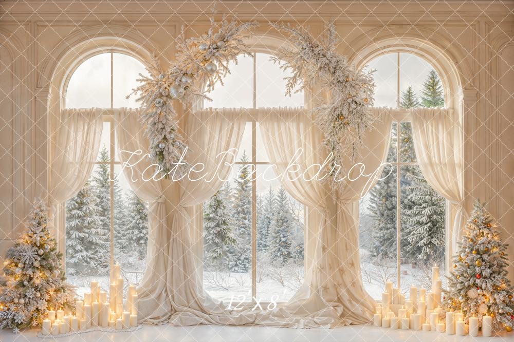 Fondo de Ventana Arqueada de Navidad con Árboles Nevados y Cortinas Blancas Diseño de Emetselch