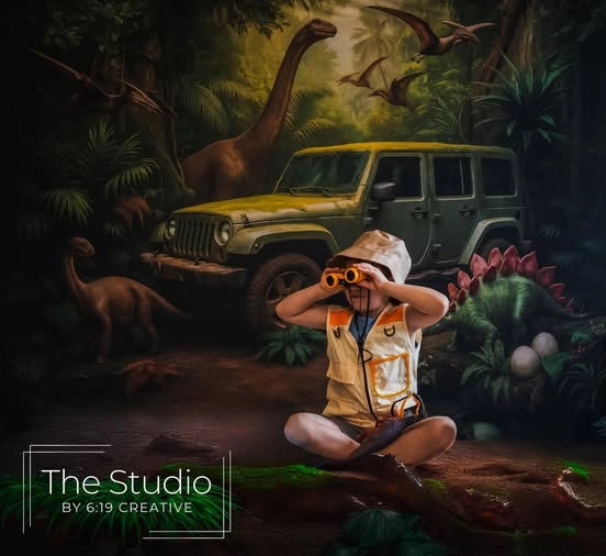 Fondo de pastel de smash de dinosaurio en la jungla de aventura de Kate Diseñado por Ashley Paul