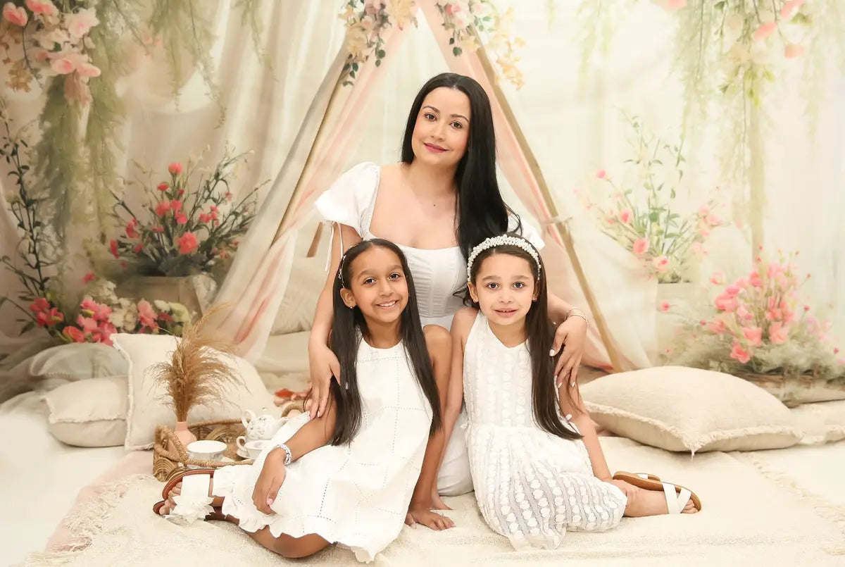 Teepee de primavera blanc con un fondo de flores diseñado por Patty Robert