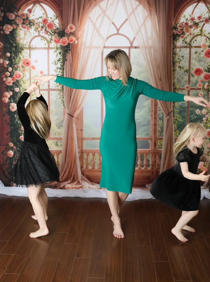 Fondo de pantalla de habitación con ventana de flores rosas de primavera diseñado por Emetselch