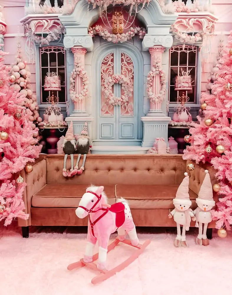 Winter Kerst Roze Huis met Blauwe Deur Foto Achtergrond Ontworpen door Emetselch