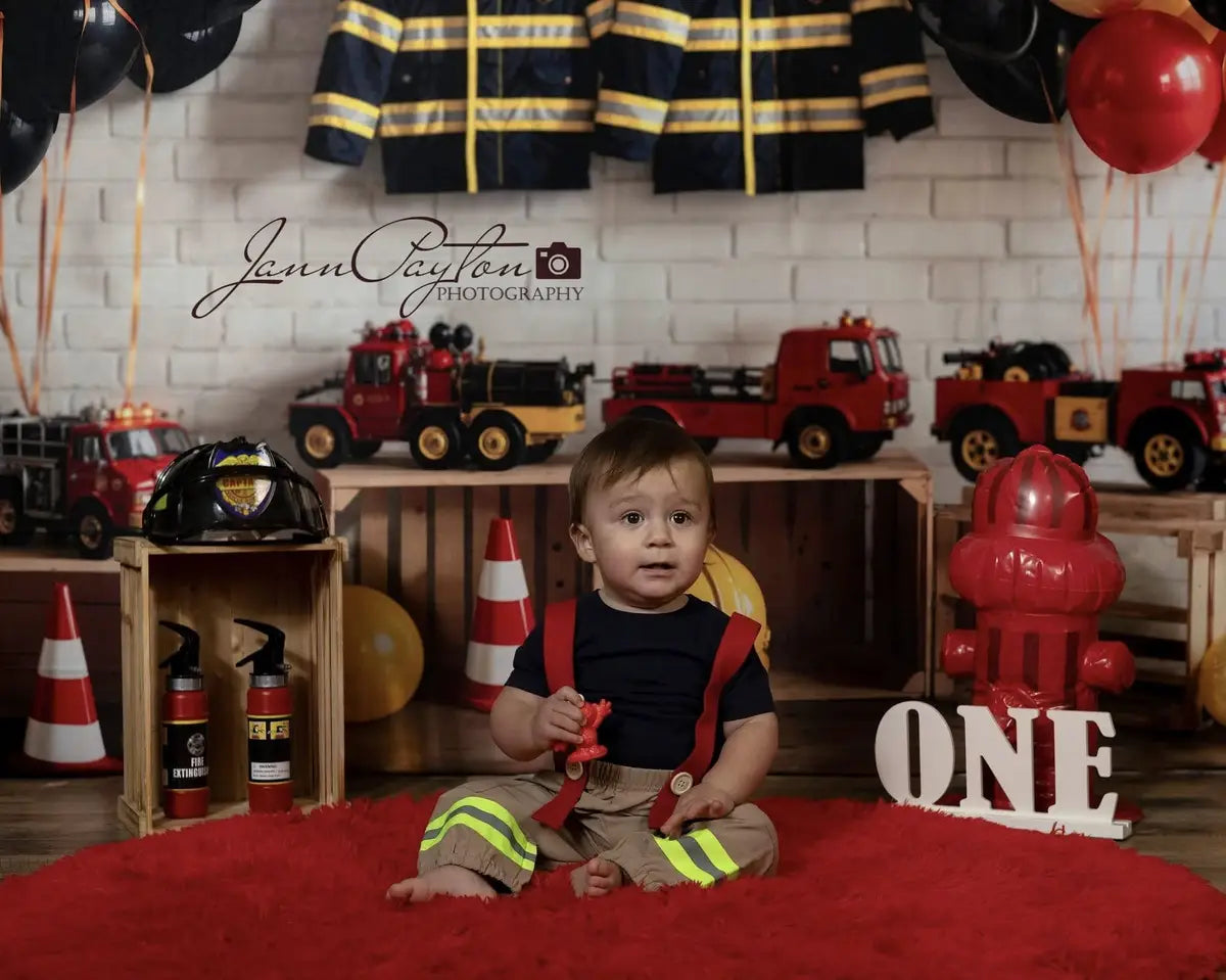 Verjaardagsteam Brandweer Thema Kleurrijke Ballon Speelgoed Auto en Uniform Wit Bakstenen Muur Foto Achtergrond Ontworpen door GQ