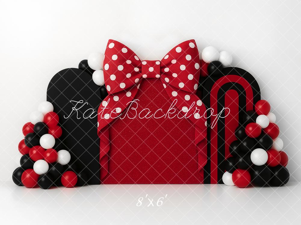 Arco de globos con lazo rojo diseñado por Ashley Paul