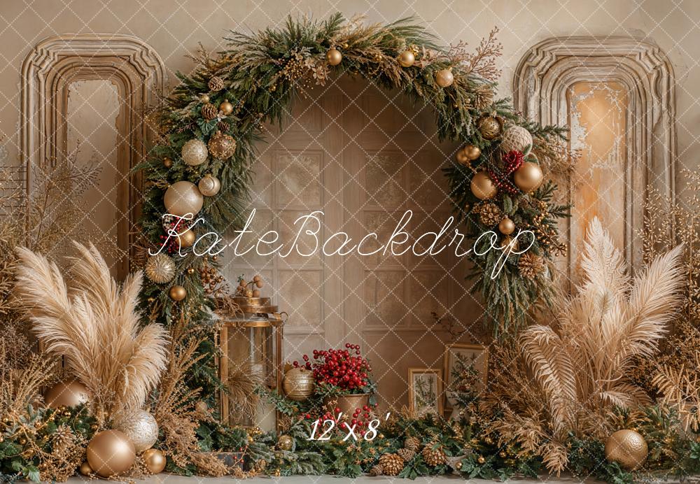 Arco de flores bohemio de Navidad con adornos dorados y fondo de hierba de pampas