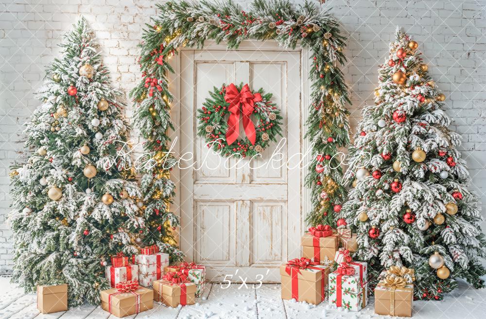 Kerstboom Deur Sneeuwcadeaus Witte Foto Achtergrond Designed by Emetselch