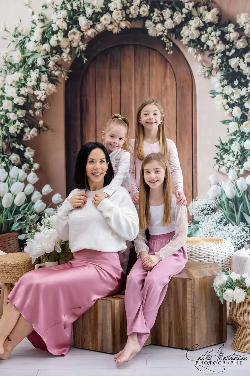 Arco di Fiori Primaverili Porta in Legno Fondo Disegnato da Emetselch