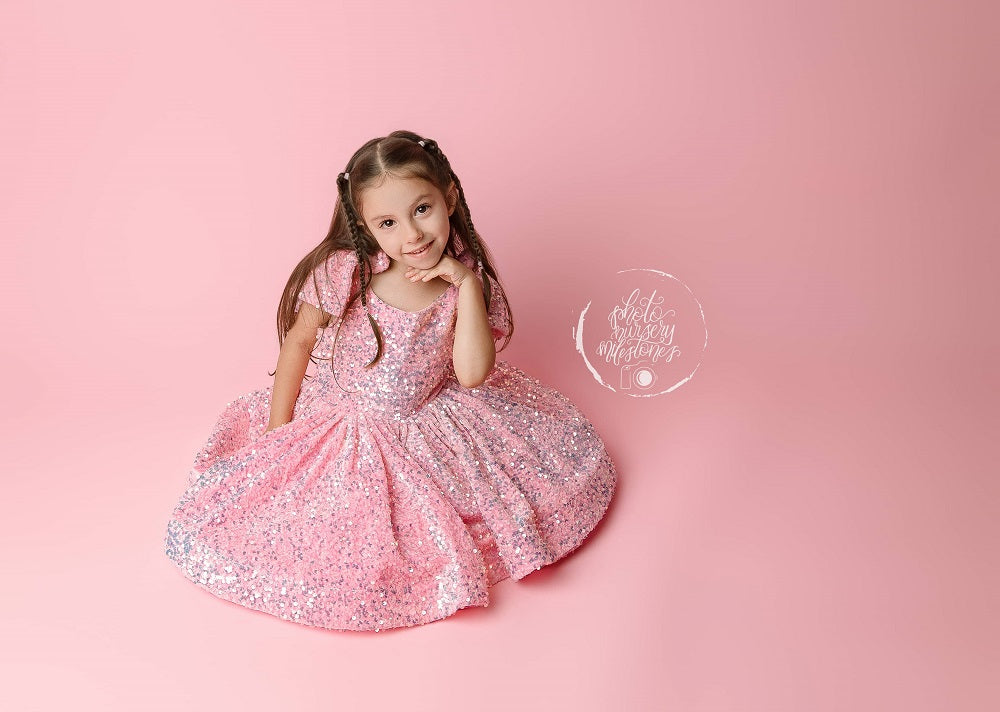 Vestido de niña de terciopelo rosa con lentejuelas y lazo en el hombro para fotografía
Designed by Kate
