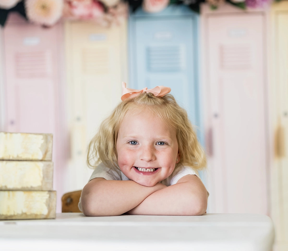 Ritorna a scuola, sfondo da armadietto floreale colorato su muro di mattoni bianco progettato da Mini MakeBelieve