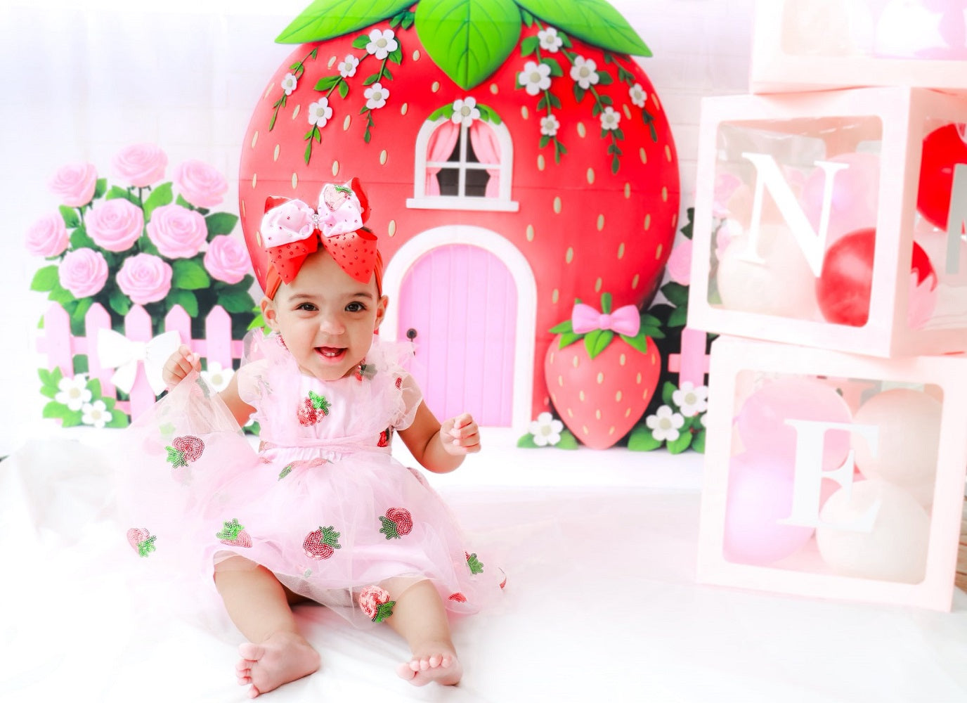 Fondo Floral de Casa de Fresa Cake Smash Designed by Ashley Paul