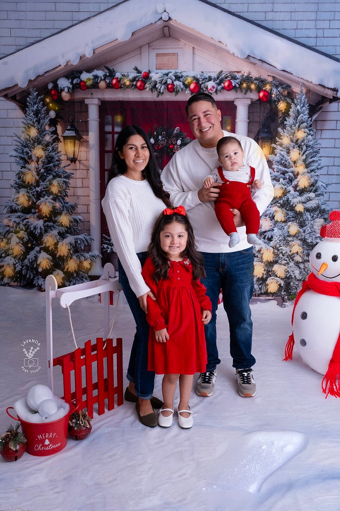 Set da camera invernale all'aperto con neve e foresta