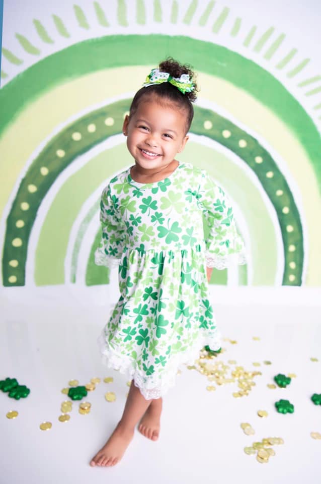 Día de San Patricio Decoración de Fondo Arcoíris Verde Trébol de la Suerte Diseñado por GQ