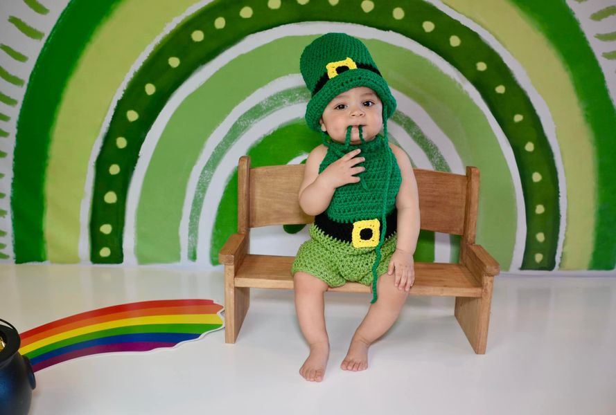 Día de San Patricio Decoración de Fondo Arcoíris Verde Trébol de la Suerte Diseñado por GQ