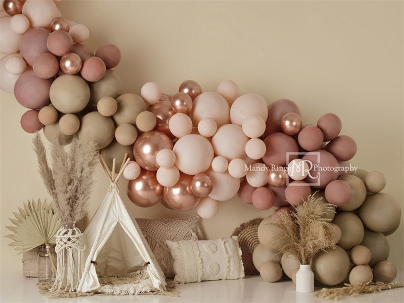 Decoración de globos de estilo boho y fondo de carpa de primavera diseñado por Mandy Ringe Photography