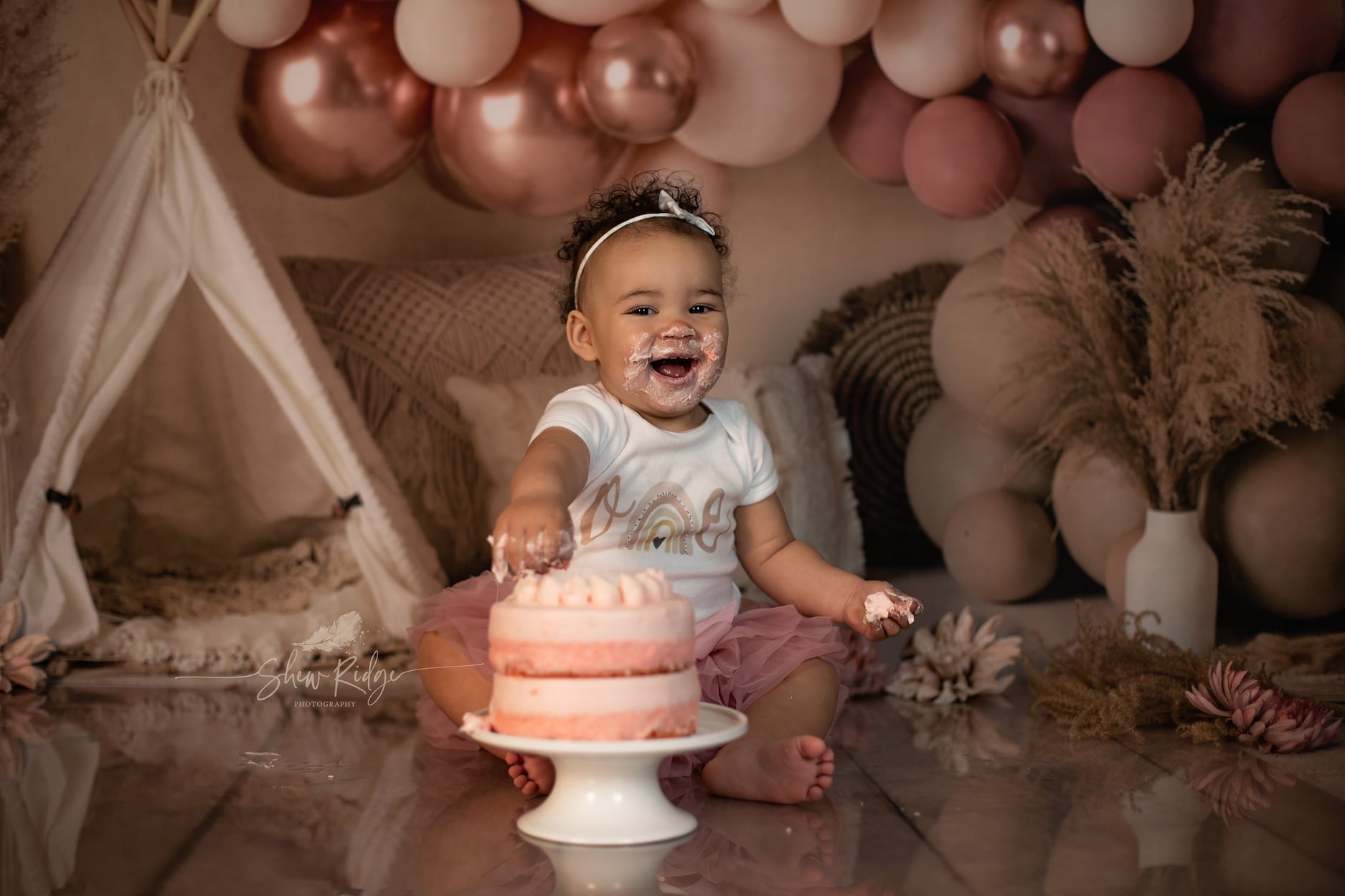 Decoración de globos de estilo boho y fondo de carpa de primavera diseñado por Mandy Ringe Photography