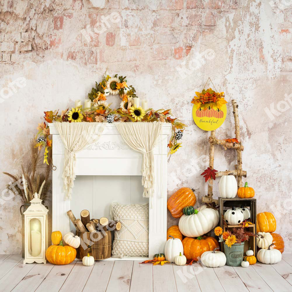 Fondo de otoño junto a la chimenea con calabazas diseñado por Emetselch