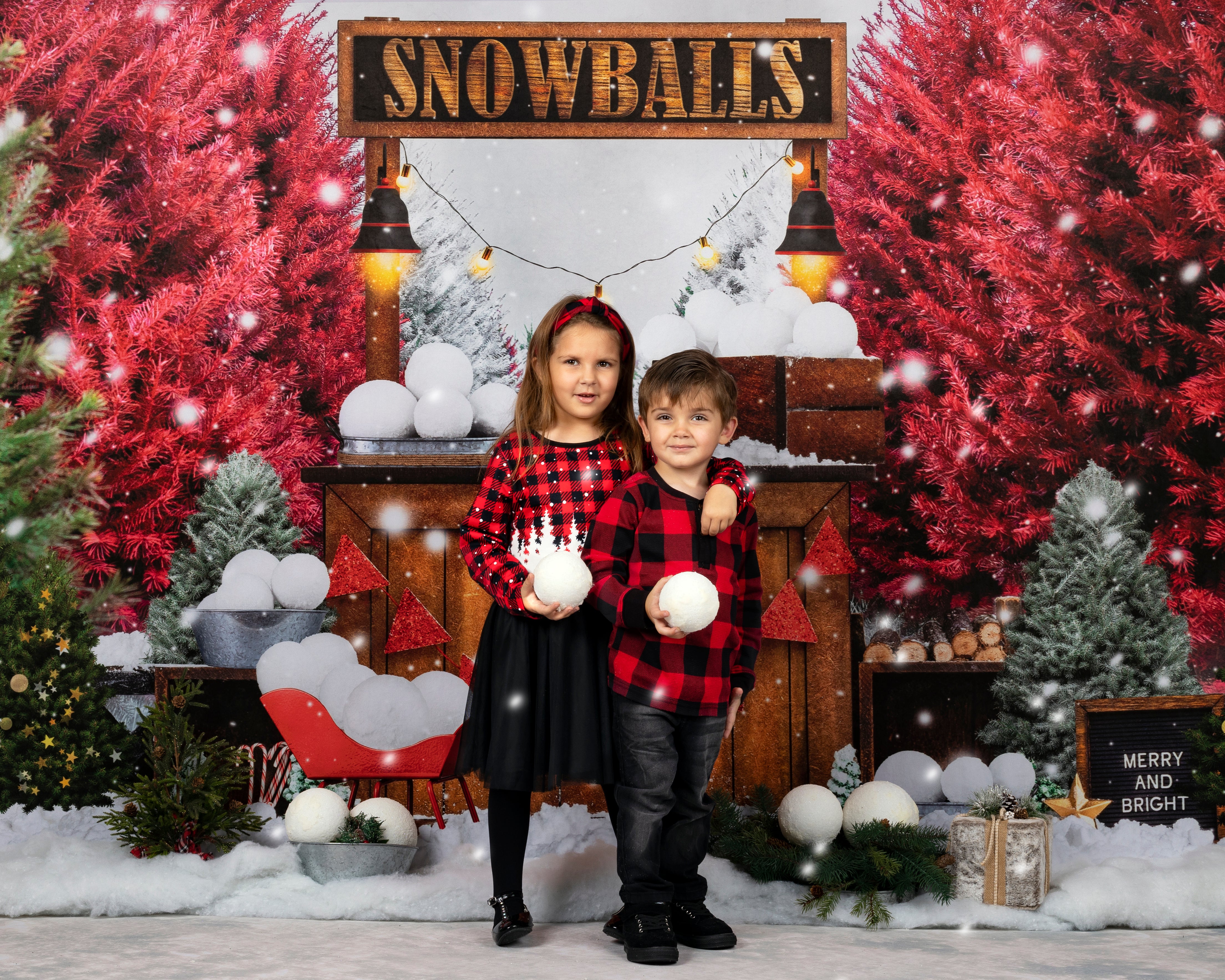 Fondo de puesto de bolas de nieve navideñas de invierno diseñado por Mini MakeBelieve.